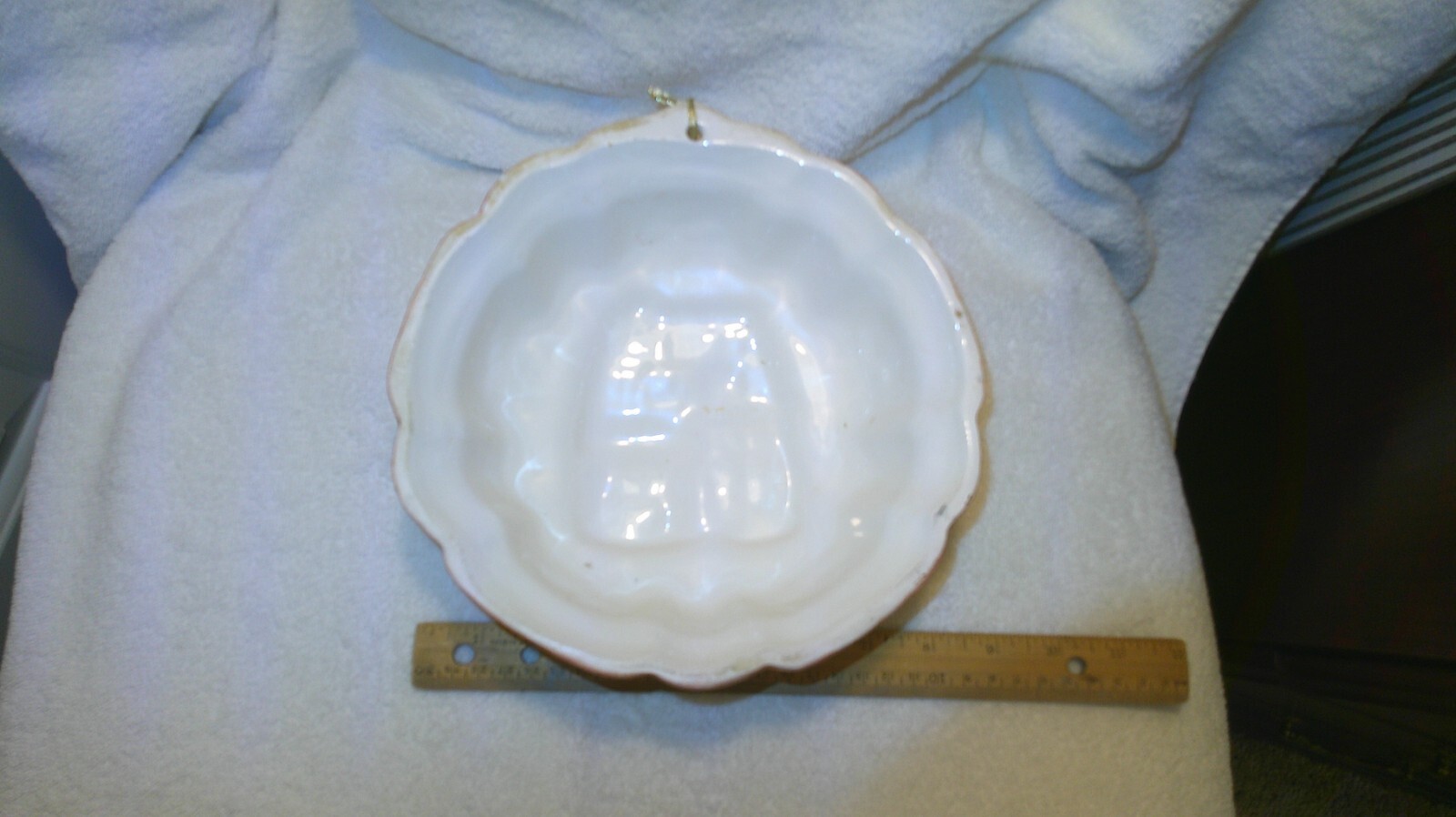 LARGE COTTAGE WALL DECORATION APPROX. 8" ACROSS