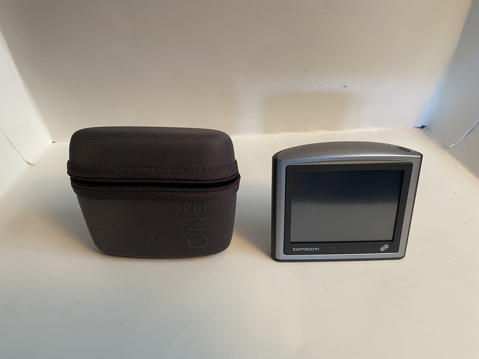 Tom Tom 4N00.004 One GPS Receiver..No Charger..One Owner..has Blue Card