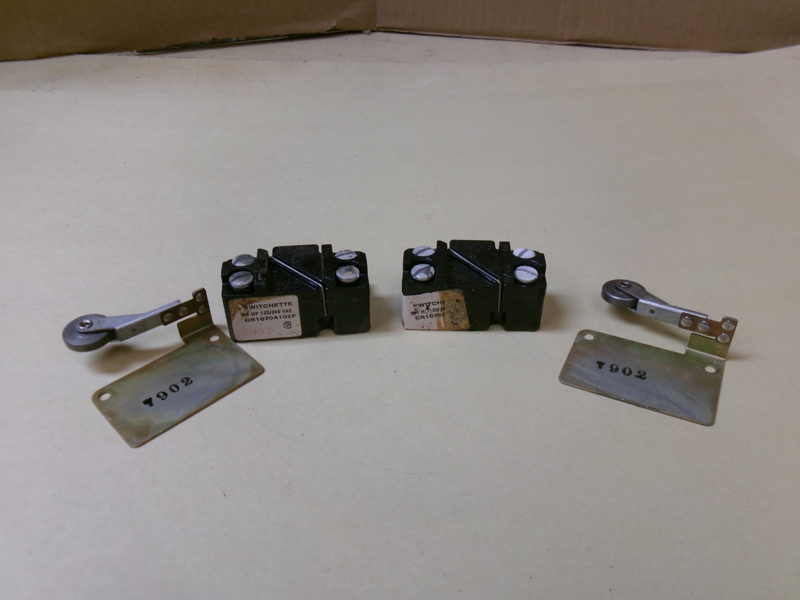 GE CR1070A102F Switchette With CR1070M100B Lever Arm , 3/4HP , 120/240V Lot Of 2