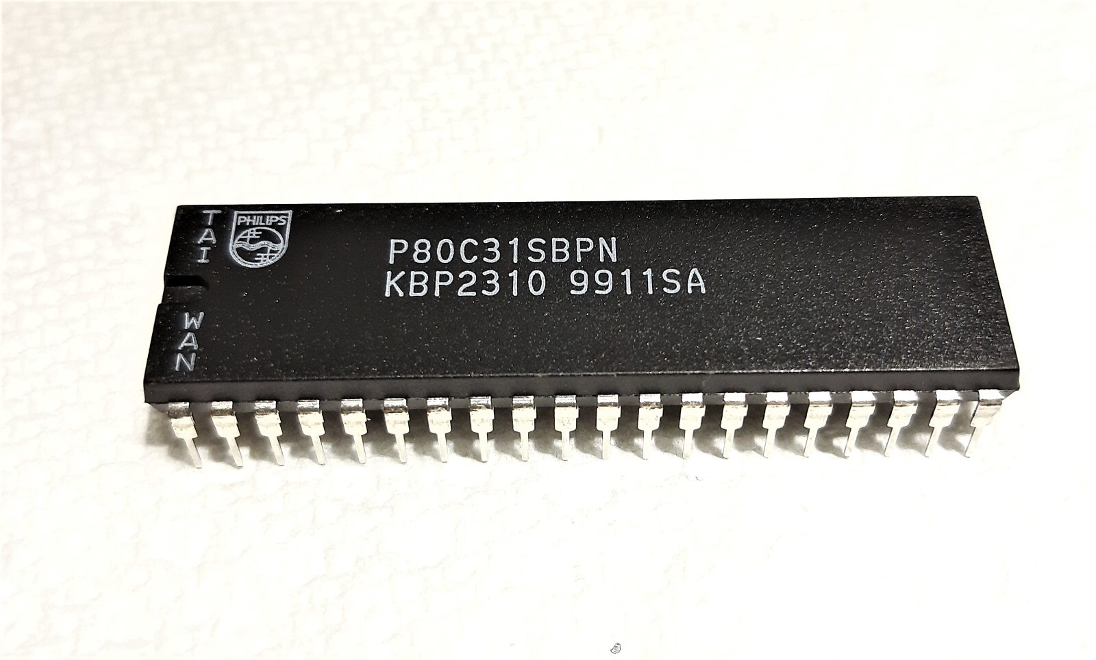 PHILIPS P80C31SBPN ( 80C51 Family)  8-bit microcontroller  in a 40-Pin DIP