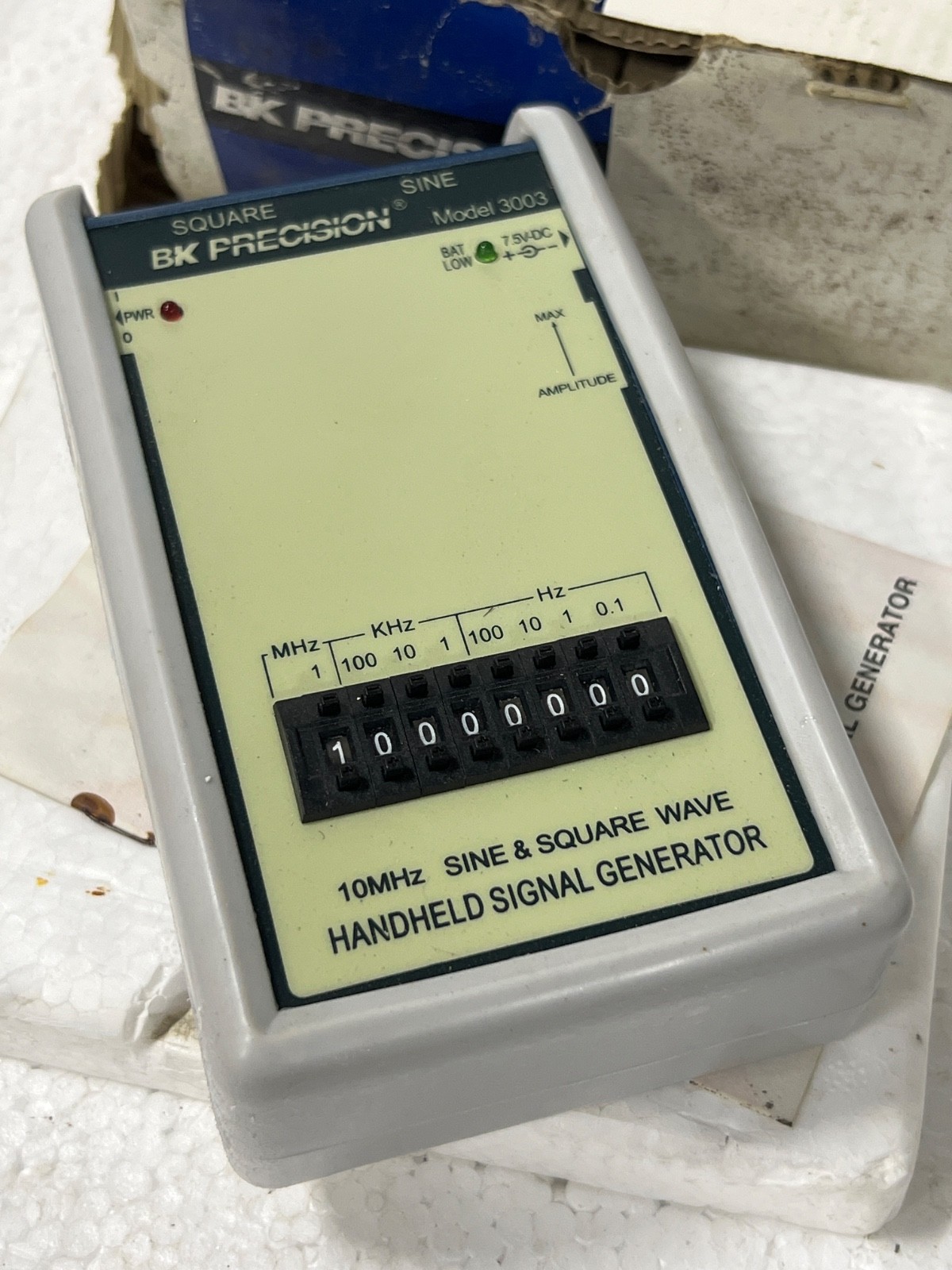 Bk precision 3003 10mhz Sine/Square Wave Handheld Signal Generator