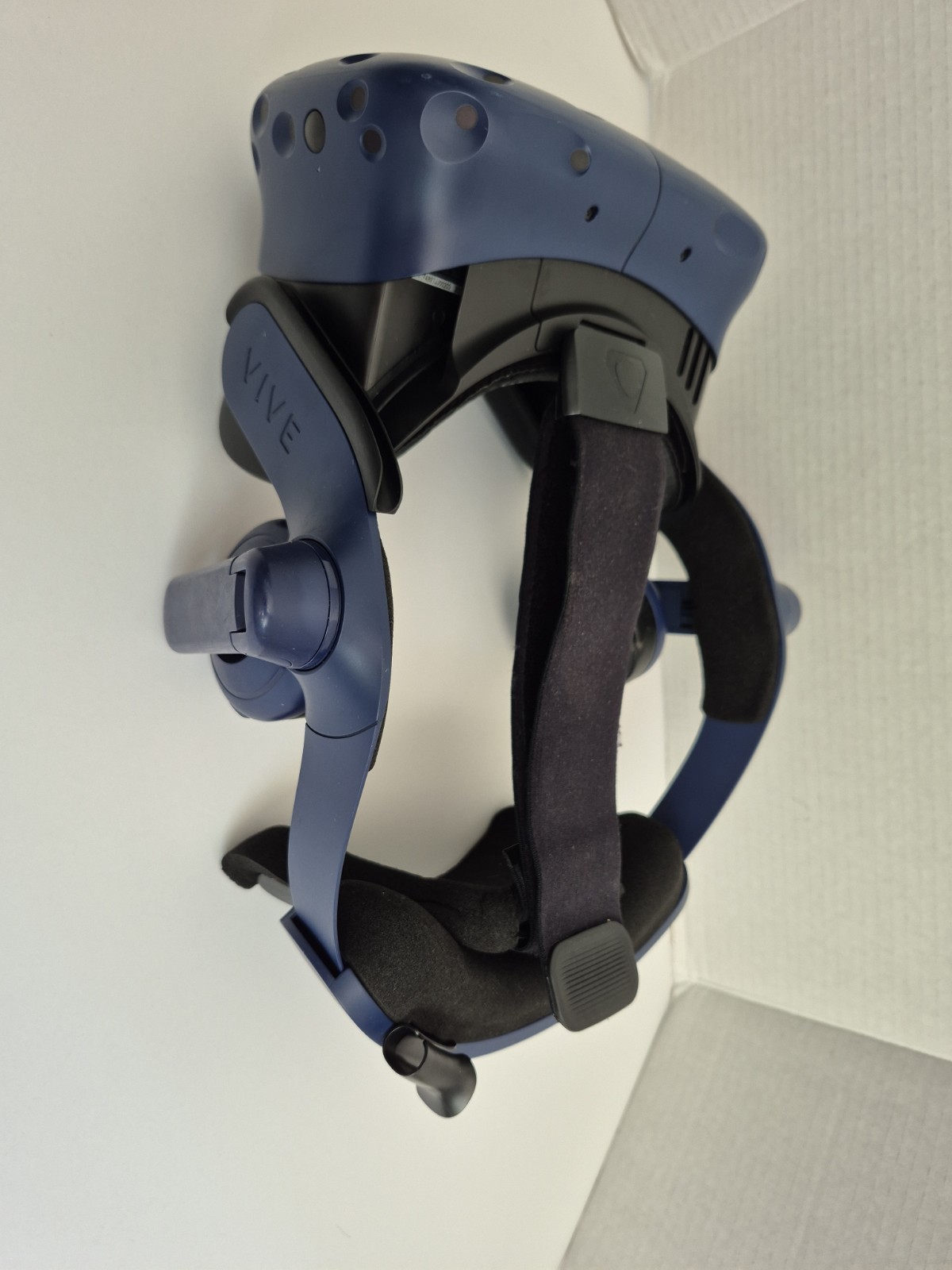 HTC VIVE Pro VR Headset Kit (Headset, Link Box, Cables & Controllers)