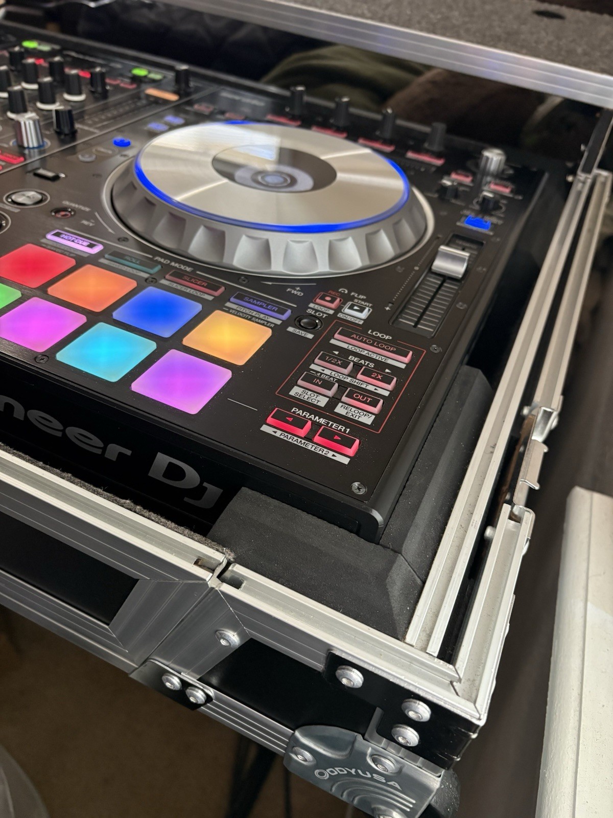 Pioneer DJ DDJ-SZ2 Pro DJ Controller w/ Odyssey Flight Case Bundle-Excellent