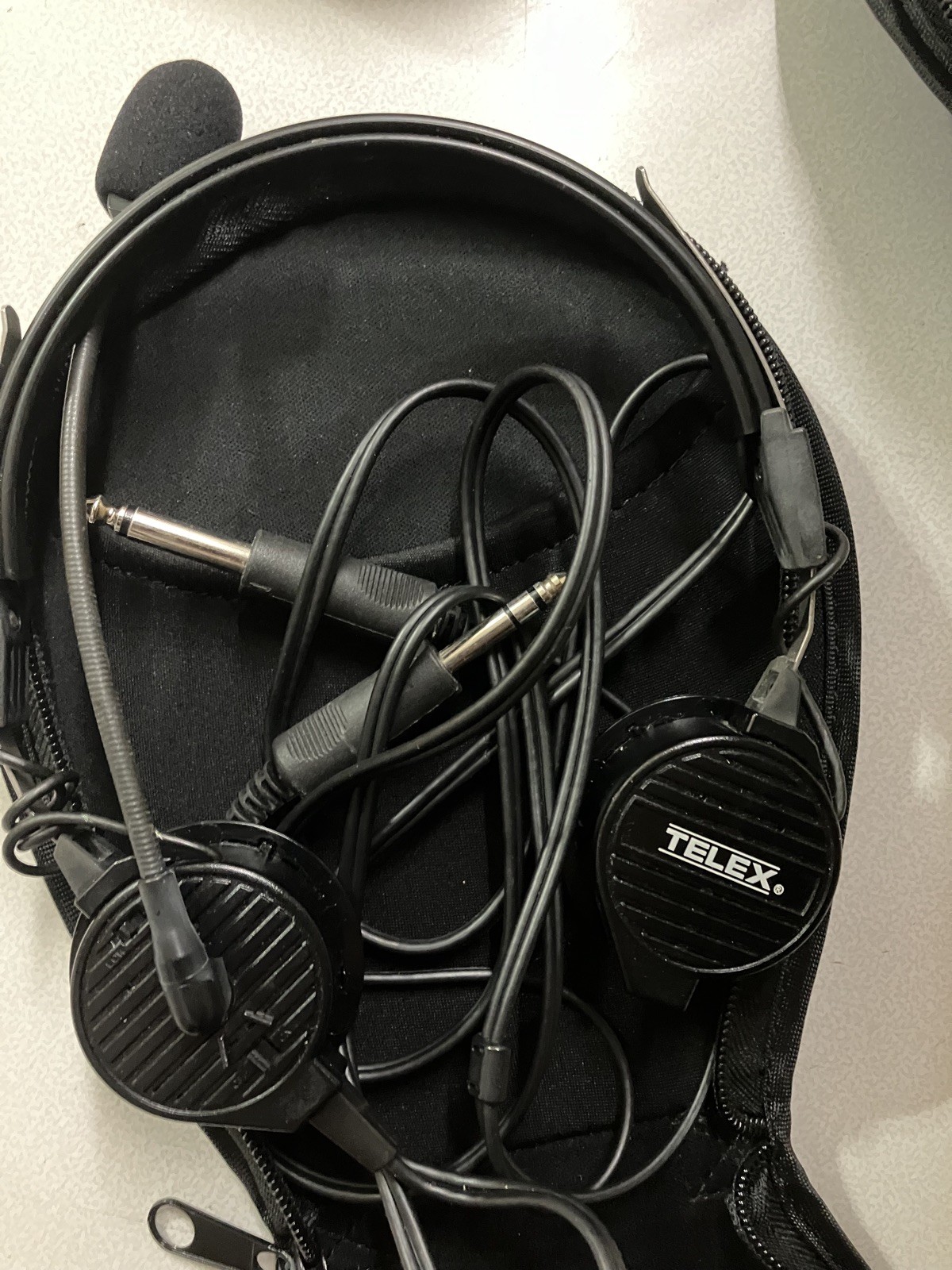 Telex Airman 850 ANR Dual Plug Aviation Headset With Protective Carrying Case