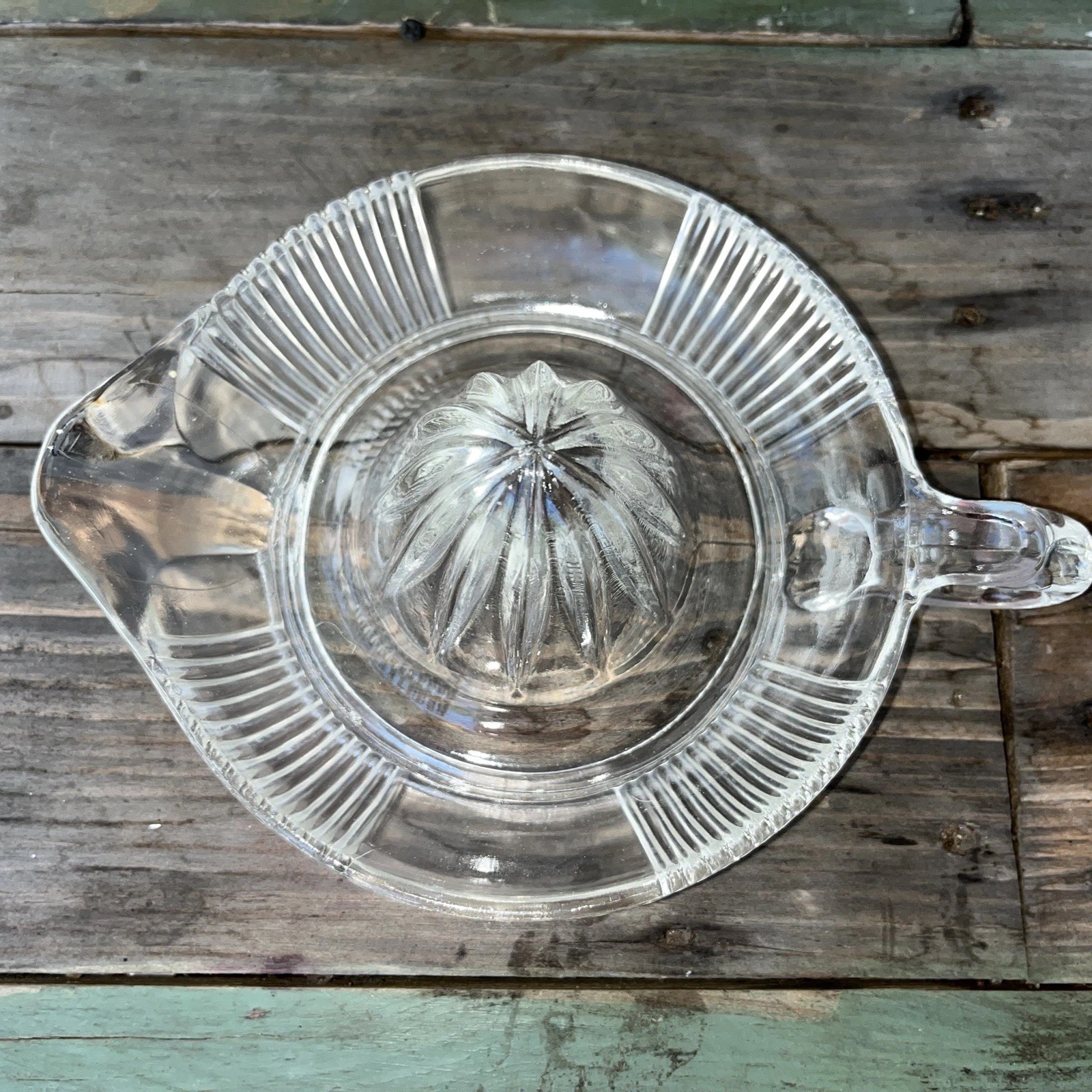 Multi-Functional Glass Citrus Juicer: Efficient, Elegant, and Easy to Clean