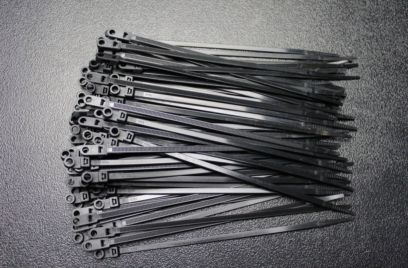 200 PACK 7 INCH MOUNTING HOLE ZIP TIES NYLON BLACK NAIL SCREW WIRE CABLE BMCT7