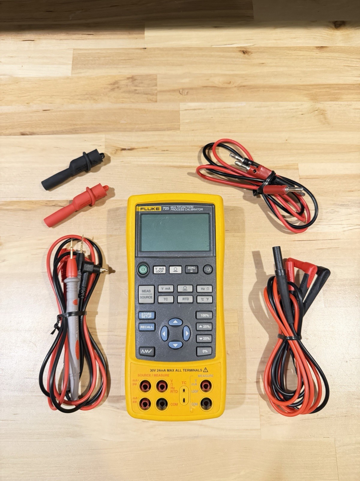 FLUKE 725 MULTIFUNCTION PROCESS CALIBRATOR W/ LEADS & CLIPS - FREE SHIPPING