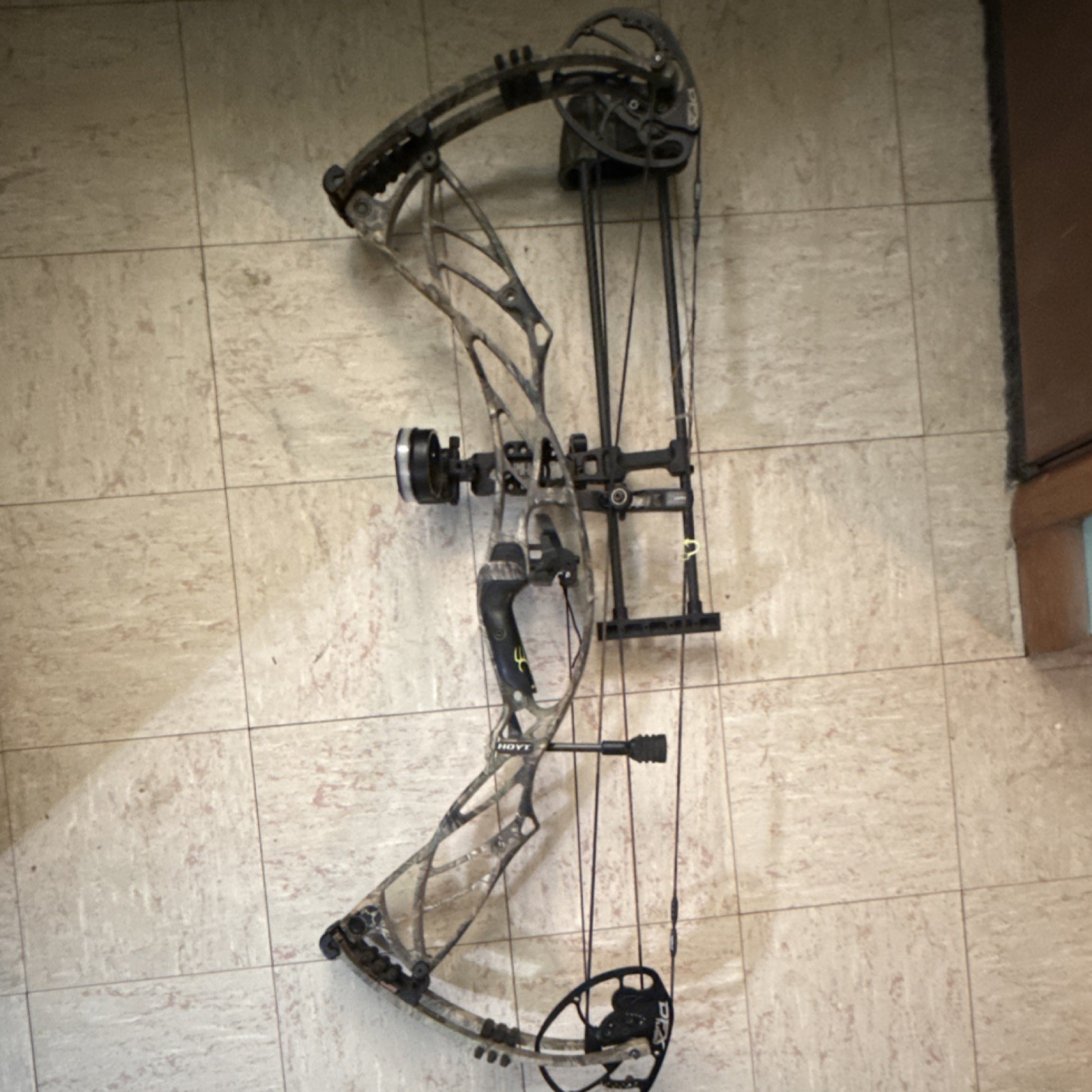 Hoyt  Defiant  Compound Bow 60-70lbs 28-30in RH Camo w/ Quiver, Sight