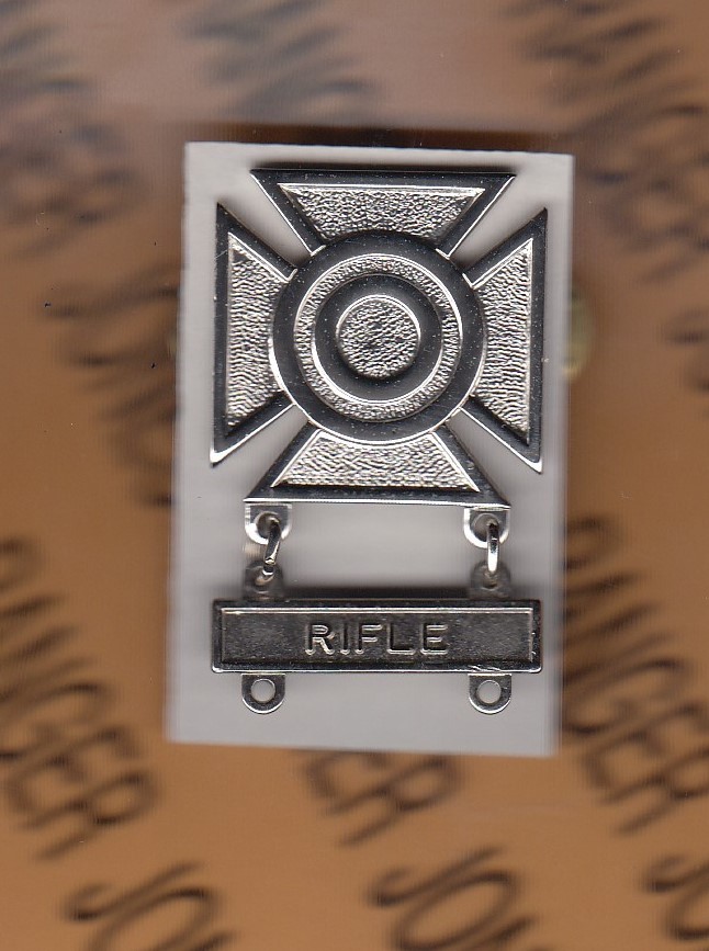 US ARMY SHARPSHOOTER w/ RIFLE bar Marksmanship STABRITE award badge c/b