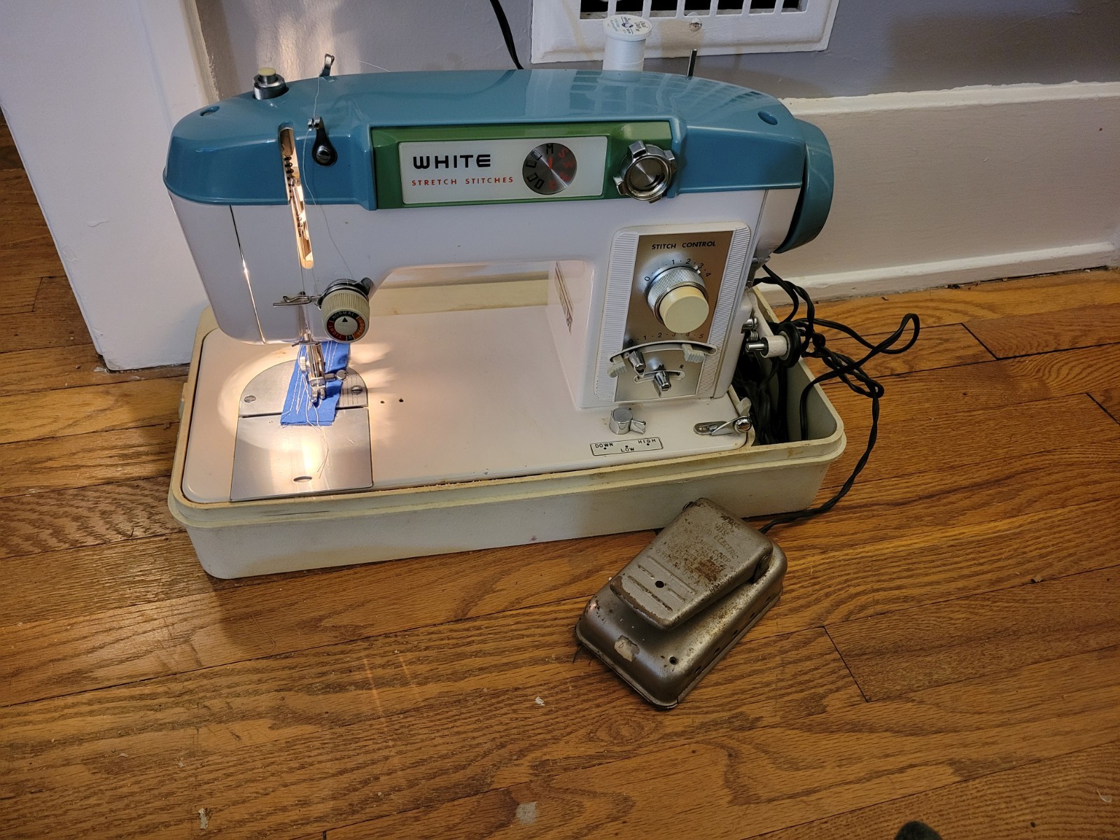 WHITE STRETCH STITCHES 940 Sewing Machine W/Pedal & Carrying Case NICE  WORKS
