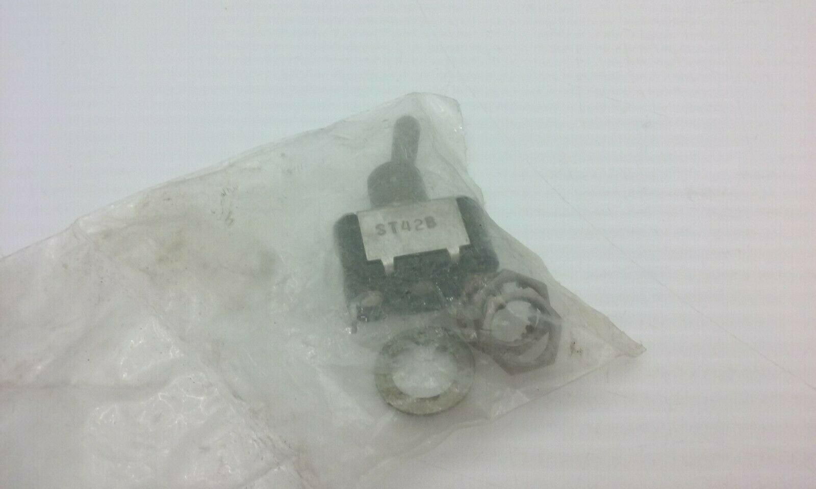 ST42B TOGGLE SWITCH 2 POSITION ON/OFF SPRING RETURN 2 CONNECTION (LOT OF 4) NIB