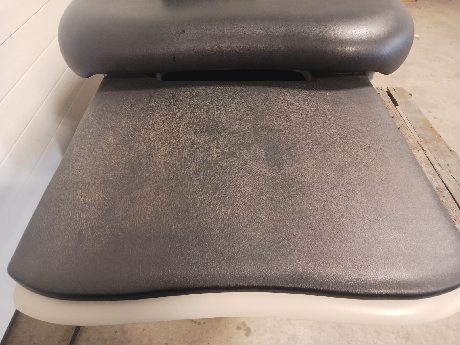 Midmark Exam Table 623-007 w/ Foot Switch & Handheld Controller