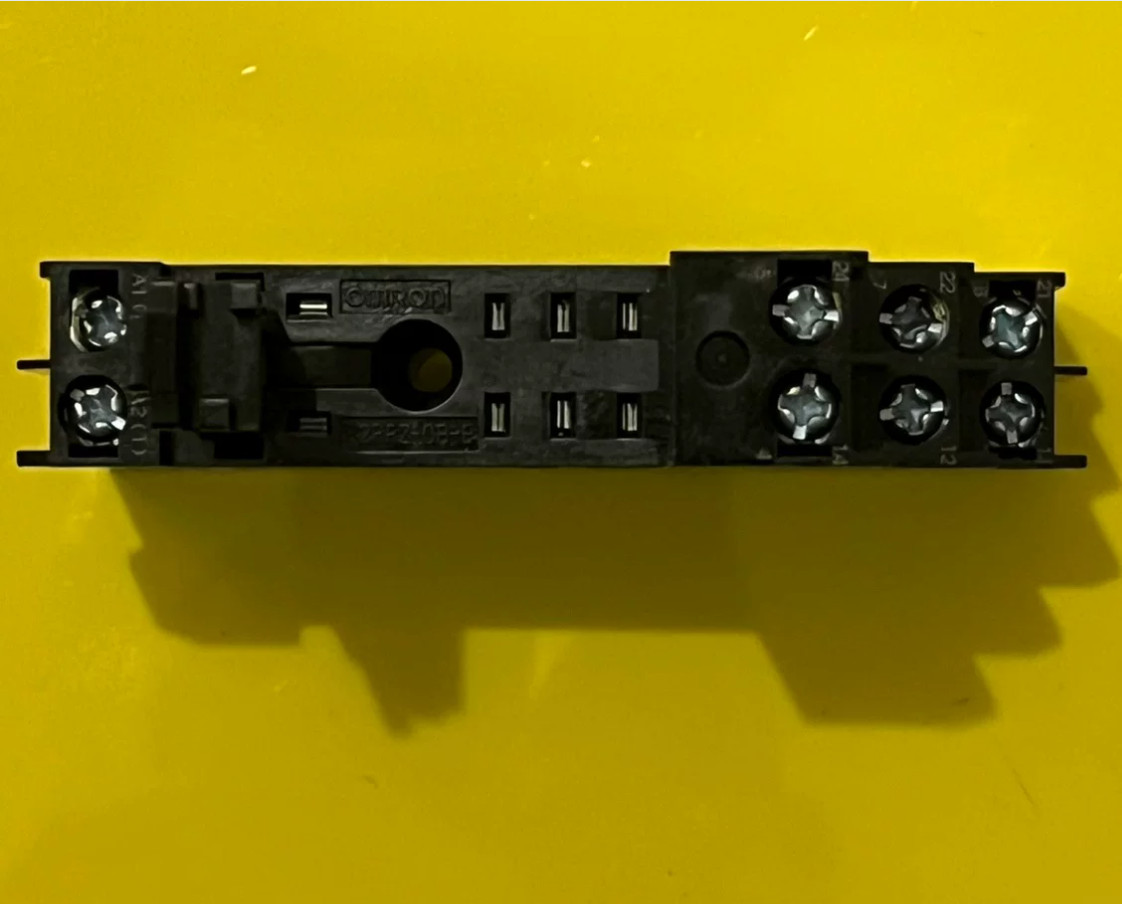 1PC NEW Omron Intermediate Relay base P2RF2-08-E #LL