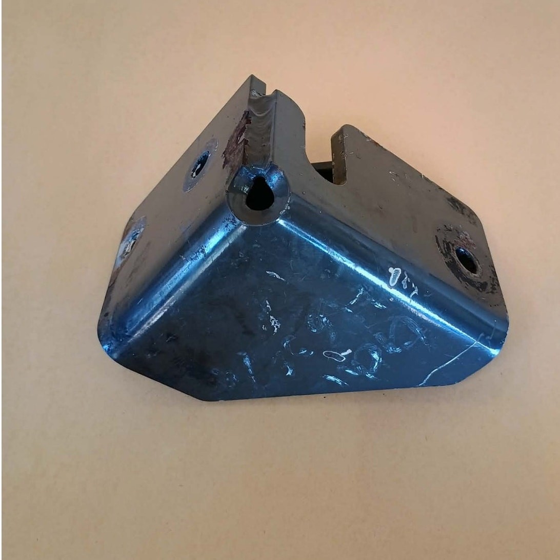 Gehl 46/ 4835 RH Motor mount  N139181 Used (S0017)