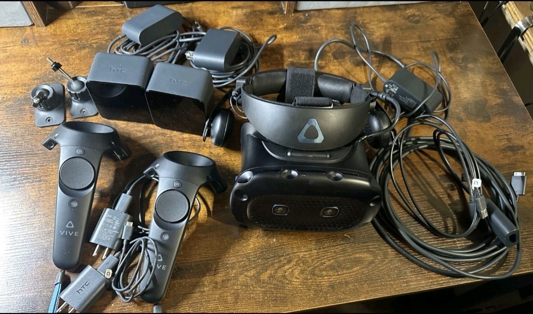 HTC VIVE Cosmos Elite Full VR Headset Kit