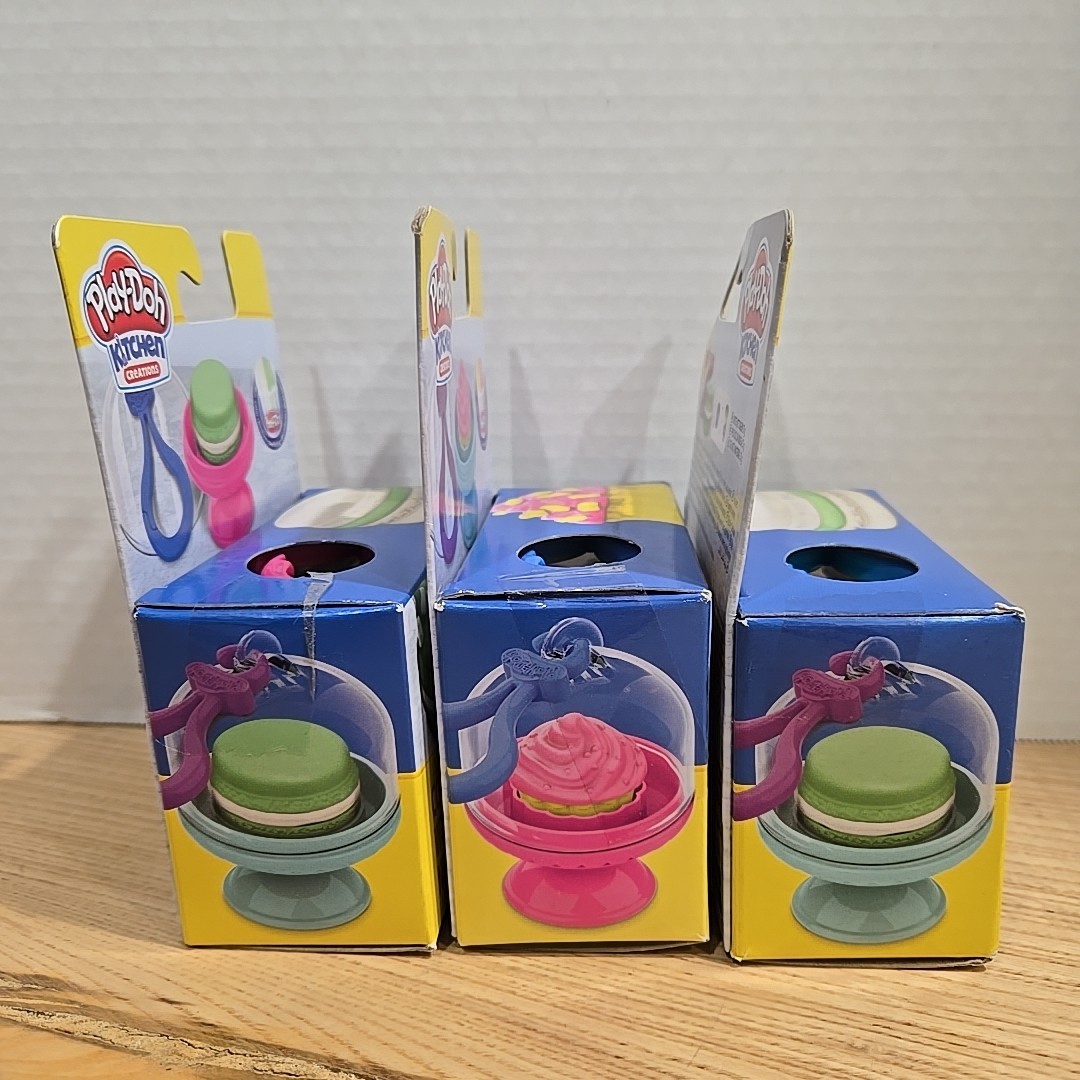 Play Doh Kitchen Creations 3 Sets Macarons and Cupcake Age 3+