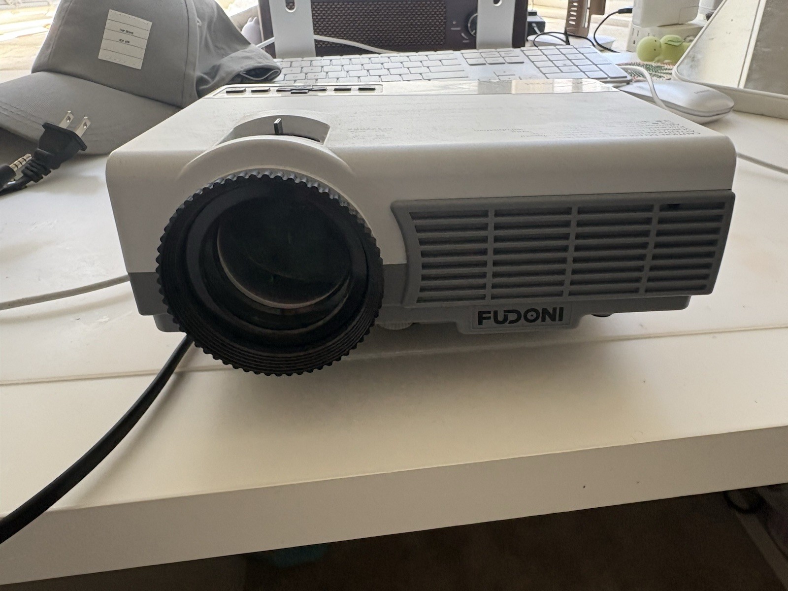 Fudoni SPARE-P1 1080P Full HD Video Projector w/ Fabric Projection Screen