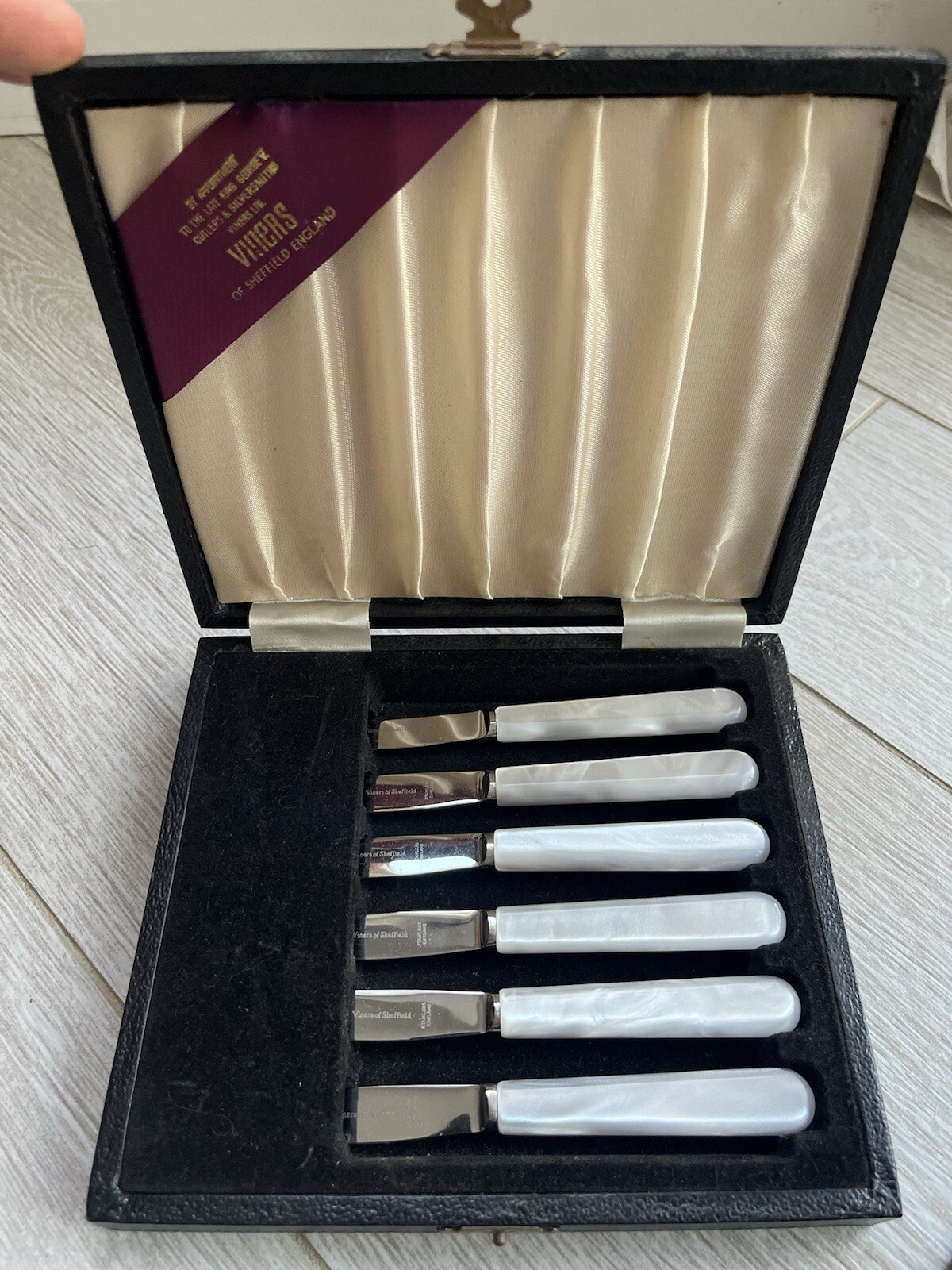 Viners of Sheffield England Stainless Set of 6 Knives in Orig. Box