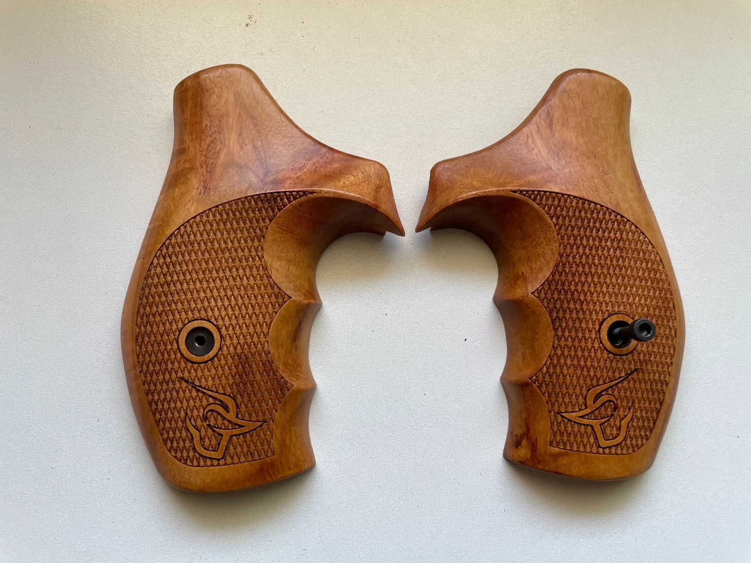 New Hardwood Combat Grips For Taurus TRACKER/JUDGE 17 44 627 692 Checker Engrave