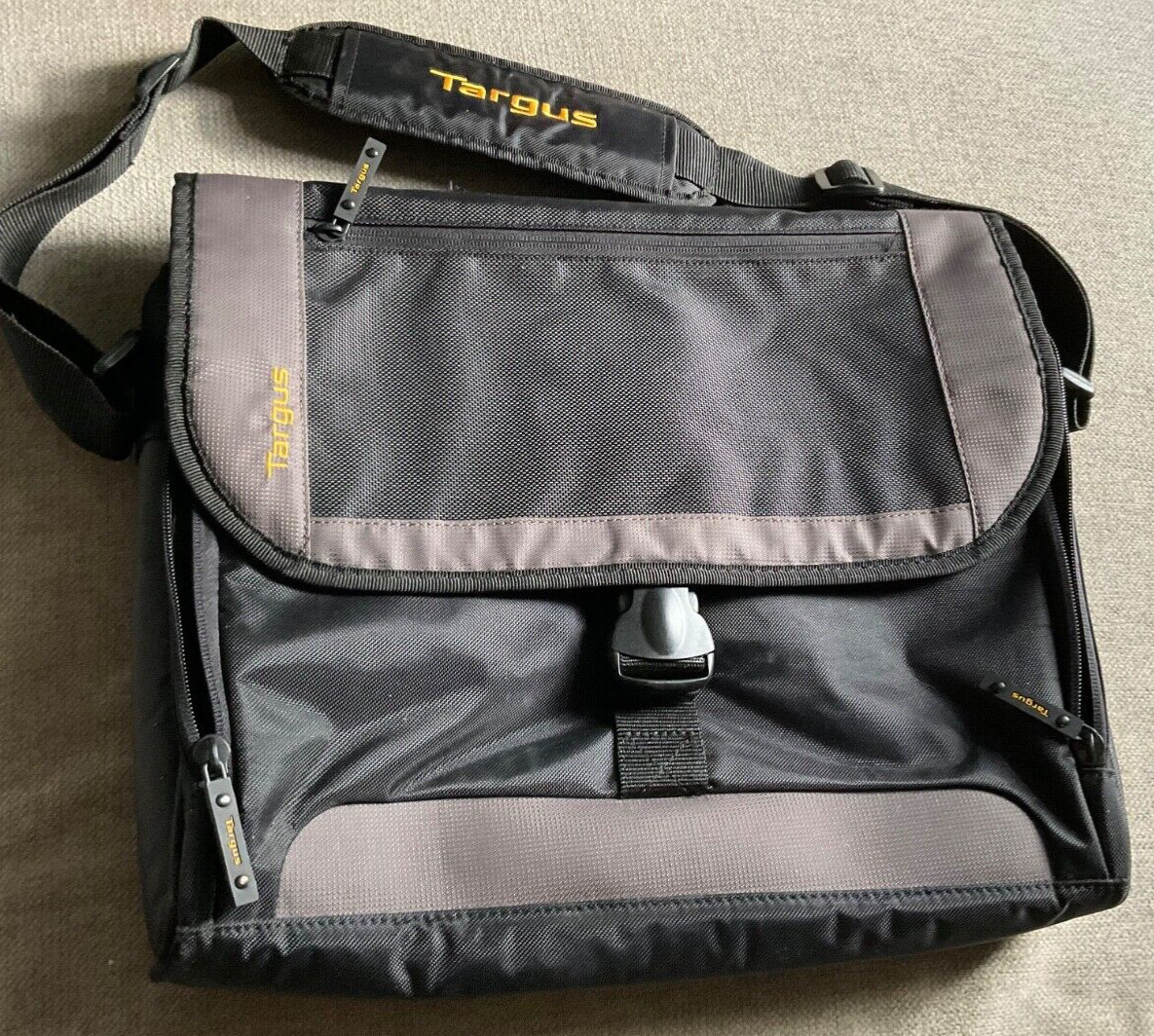 Targus Black Padded 16” Laptop Bag Travel Messenger Padded Strap See Pics