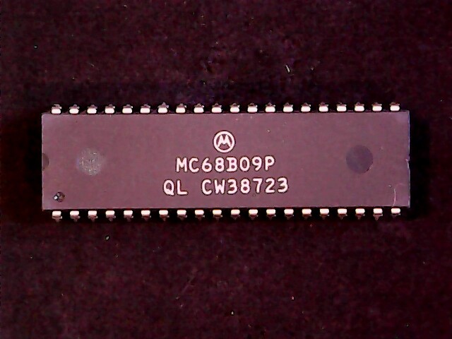 MC68B09P - Motorola Microprocessor, 8-Bit, 2MHz (DIP-40)