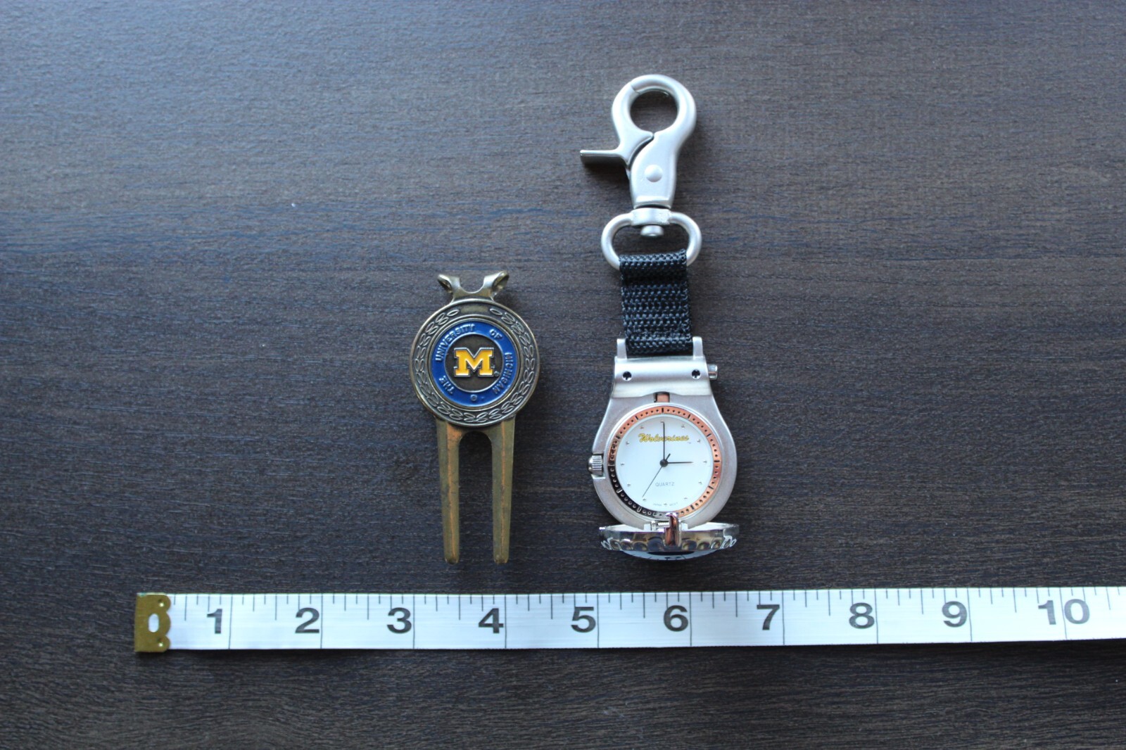 MICHIGAN HANGING WATCH W/ FLIP LID COVER, GOLF DESIGN DIVOT TOOL BALL MARKERS
