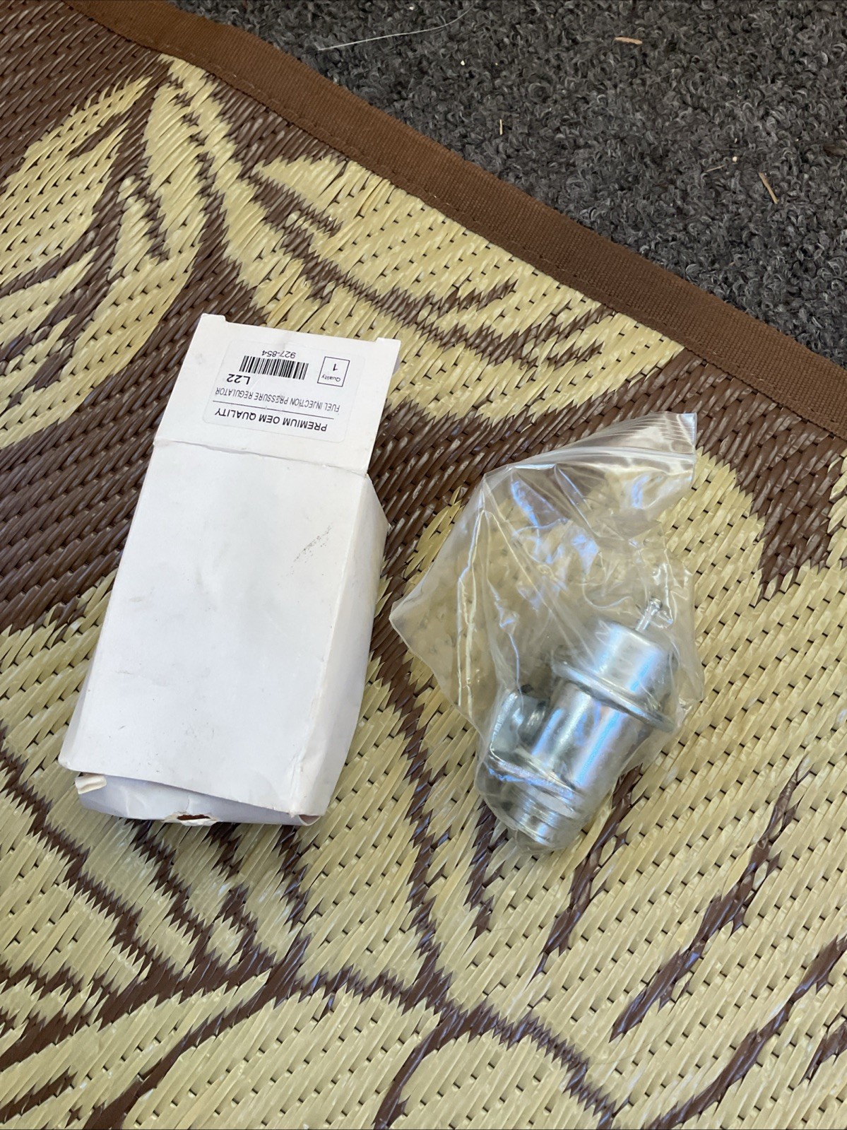 Fuel Pressure Regulator Compatible with Buick Rainier Chevy Trailblazer GMC