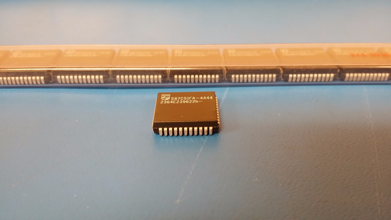 (4 PCS) S87C51FA-4A44 PHILIPS 8-BIT, OTPROM, 16MHz, MICROCONTROLLER, PQCC44