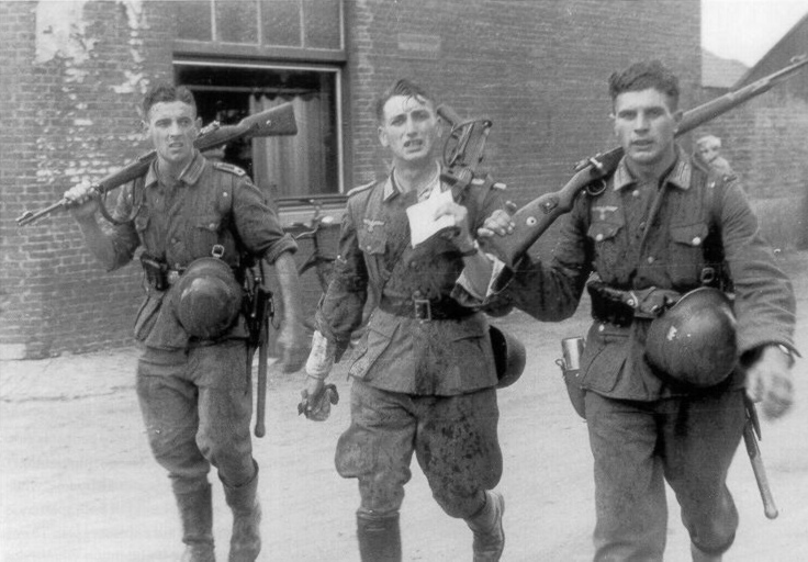 WW2 B&W Photo, German Combat Troops K98 Mausers  MP38 WWII World War Two / 2399