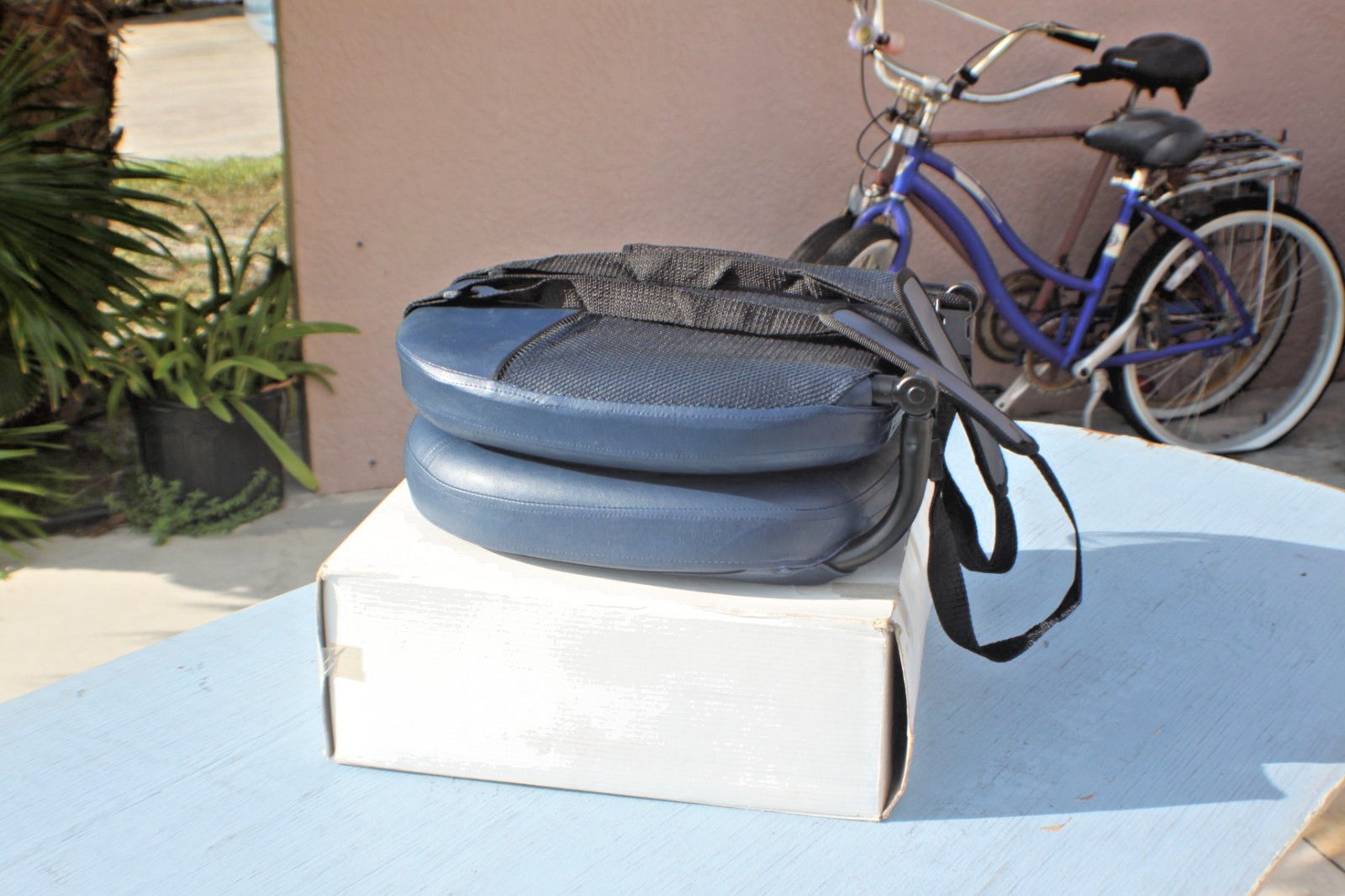 STADIUM/BLEACHER - SOFT FOLDABLE CHAIR - BLUE - BACK CARRY - DRINK HOLDER - NIB
