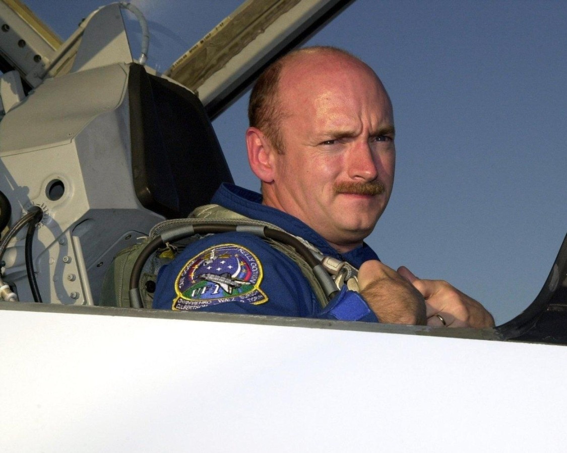 2005 NASA Astronaut Mark E. Kelly - 8x10 Photo On 8.5x11 #1374