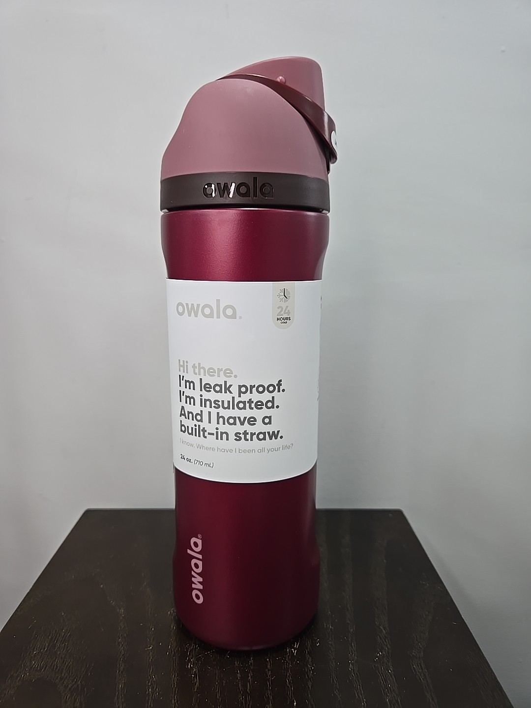 Owala FreeSip Stainless Steel Water Bottle / 24oz / Color: Poinsettia
