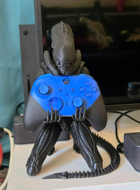 ALIEN controller stand for Playstation and Xbox