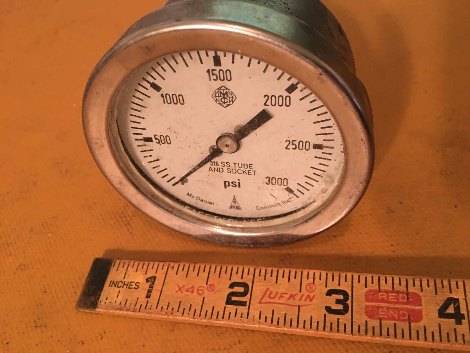 MC-Daniel Controls. 0-3000 PSI Pressure Gauge 316SS Tube And Socket