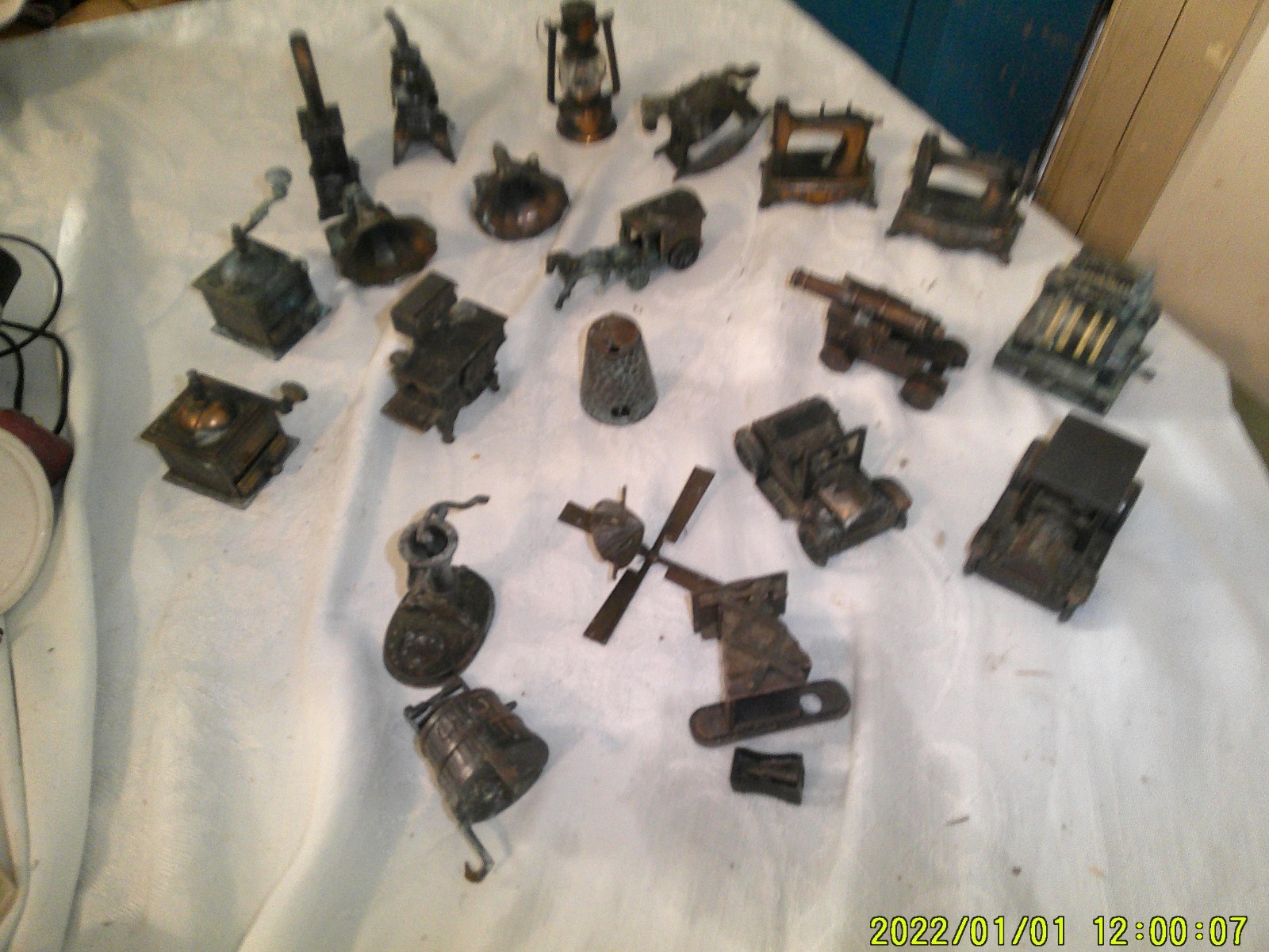 COLLECTION OF VINTAGE DIE CAST PENCIL SHARPENERS SOME TARNISHED DAMAGED