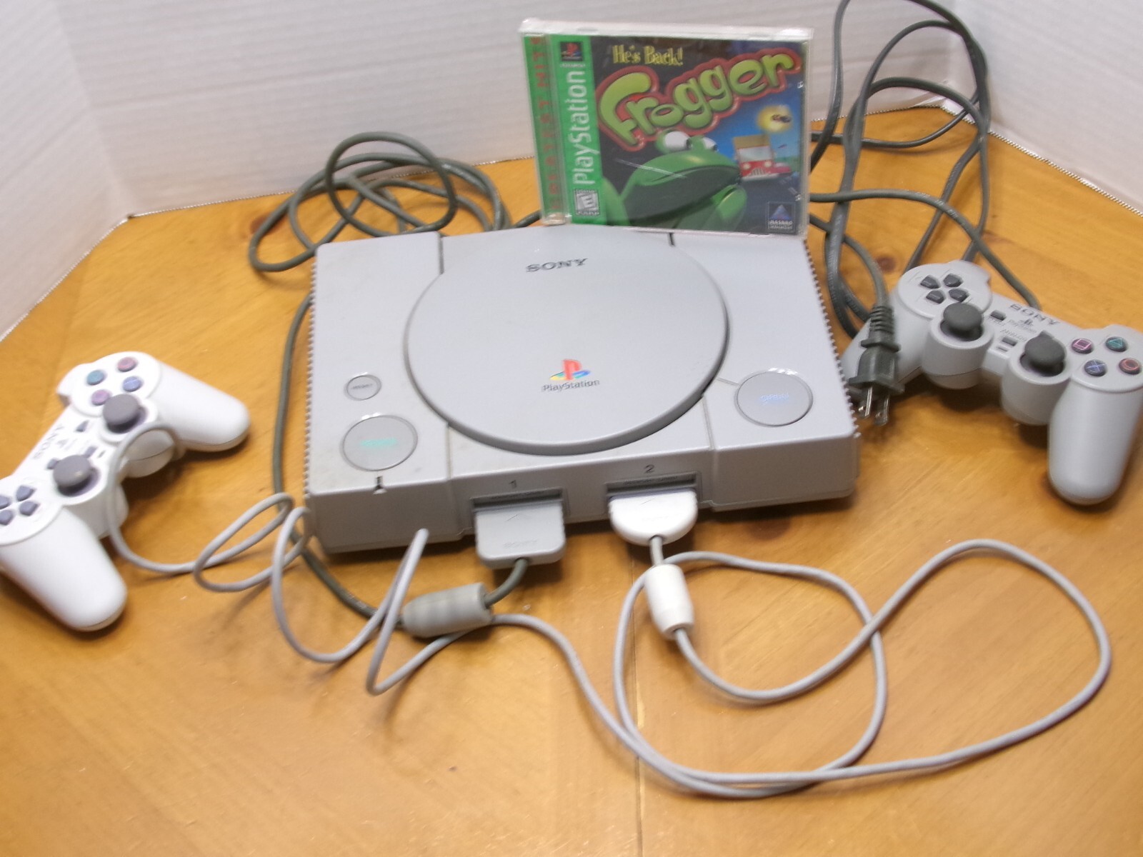ORIGINAL PLAYSTATION ONE SONY CONSOLE & 2 CONTROLLERS W/ FROGGER GAME FOR PARTS