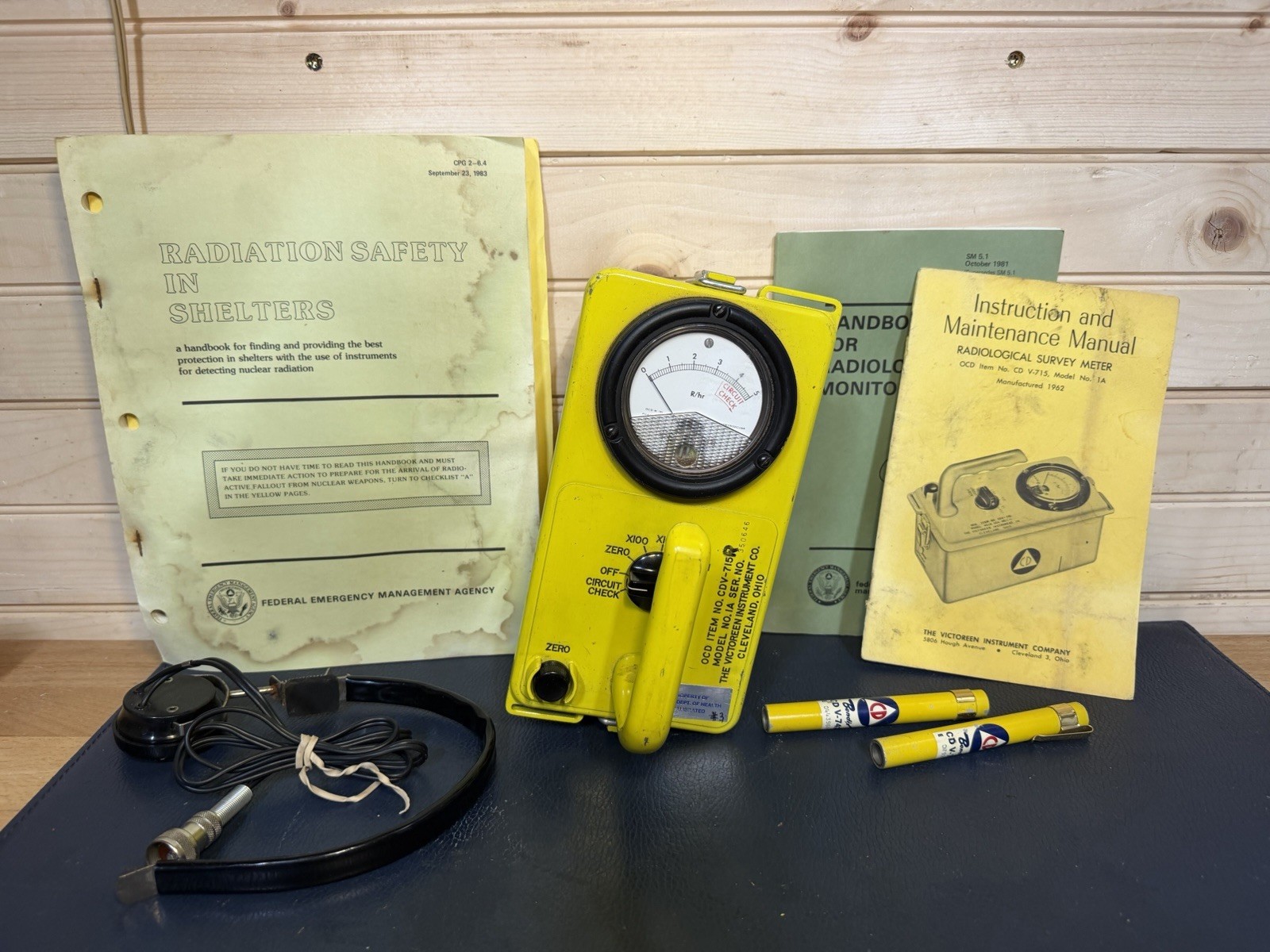 Victoreen CD V-715 Mod 1A Radiological Survey Meter Civil Defense Geiger Count 1