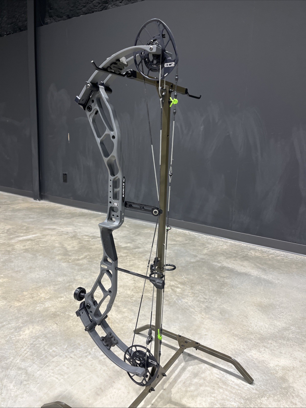 PSE Evolve 33- Gray- 26"-31.5" 70lbs RH