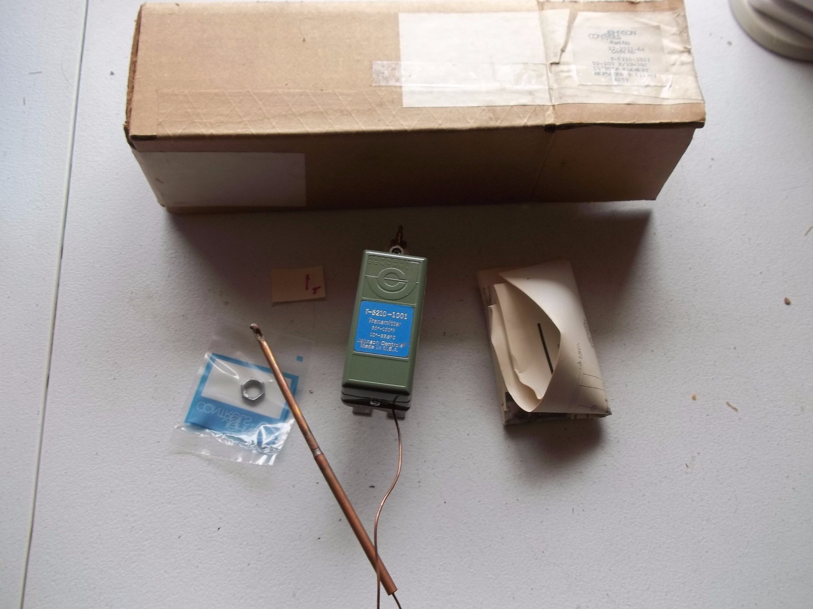 NIB JOHNSON CONTROLS 27-2973-64 T-5210-1001 TEMPERATURE TRANSMITTER (860)