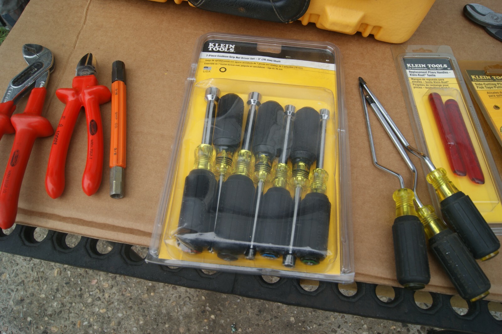 KLEIN TOOLS FOR ELECTRICIAN WITH HARD YELLOW CASE