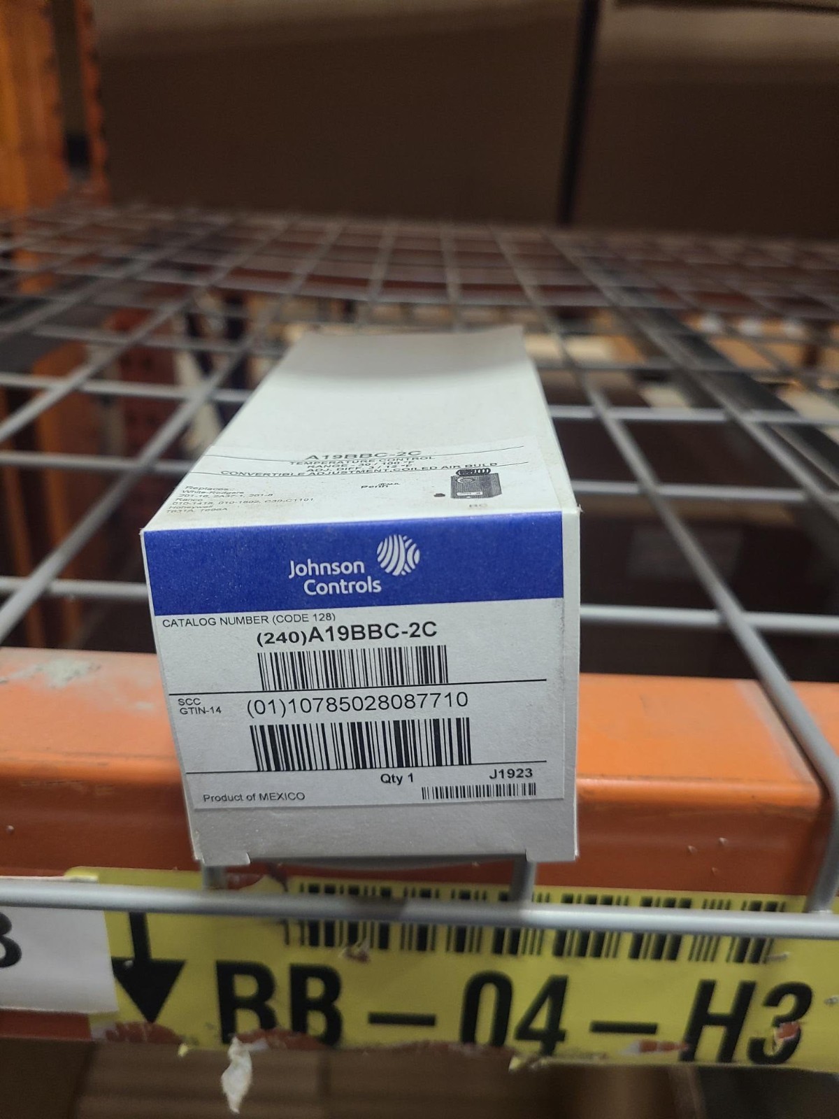 Johnson Controls A19BBC-2C; 38Y070; New and Unused; Line Voltage Mech T-Stat