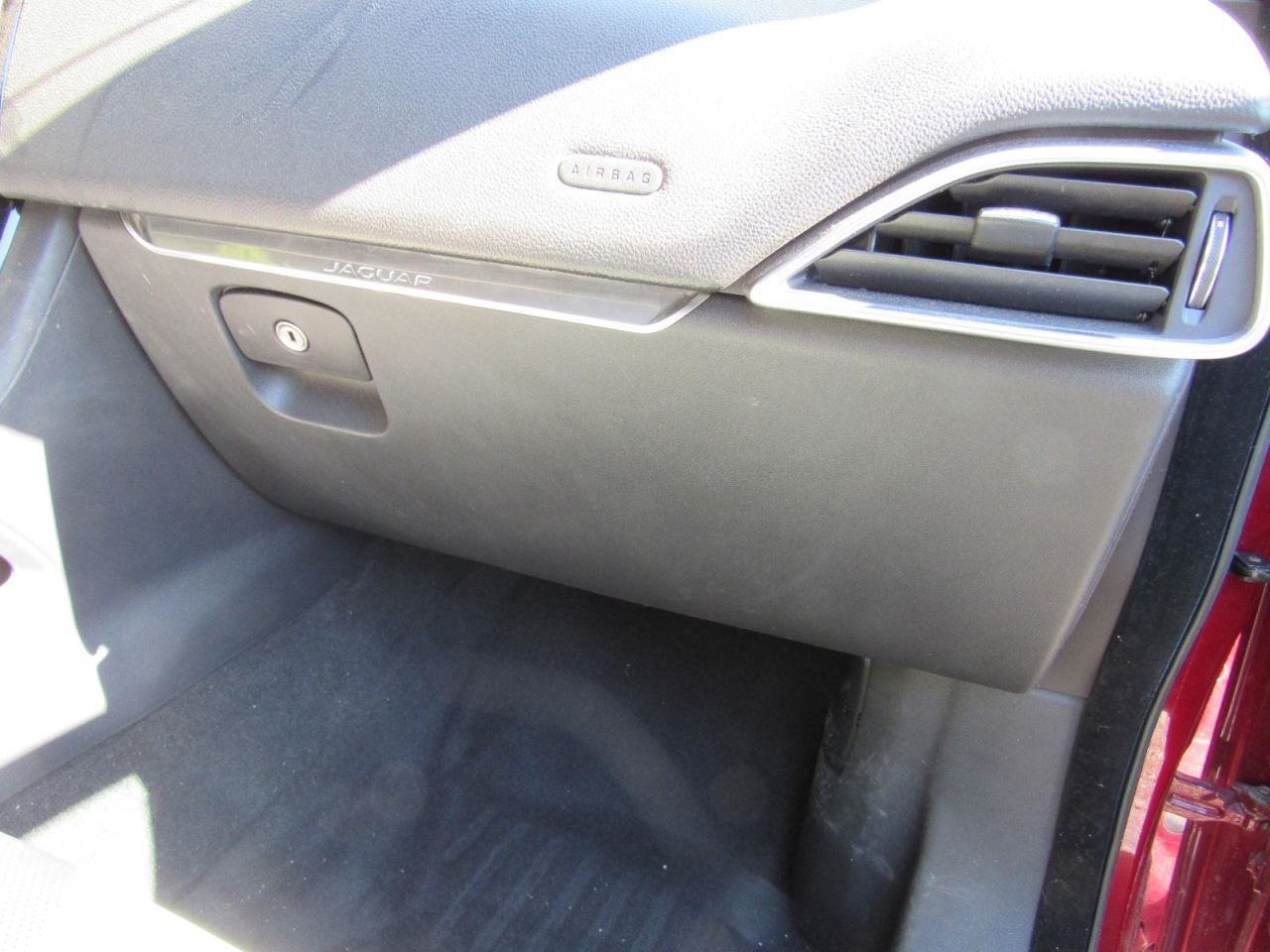 F-PACE    2017 Glove Box 1026764