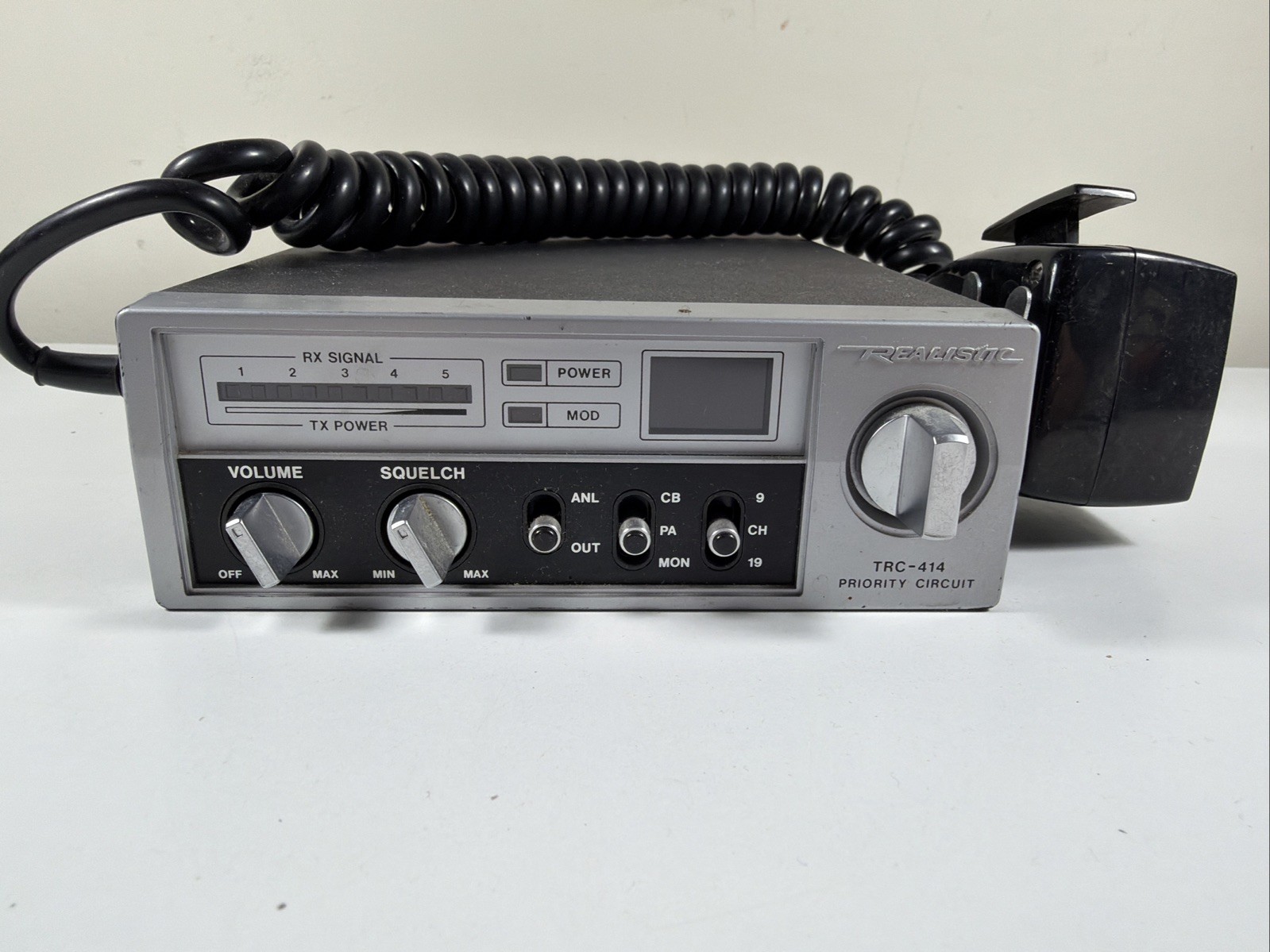 Vintage Realistic TRC-414 PriorityCircuit 40-Channel CB Radio Transceiver w/ Mic