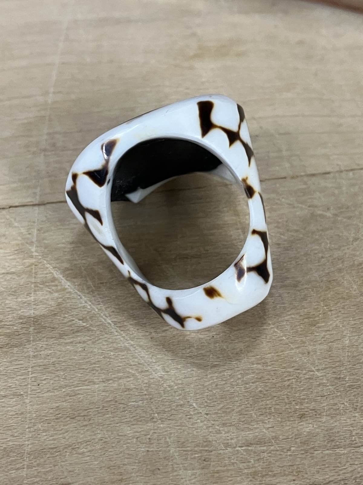 Boho-style statement ring featuring a seashell inlay Size