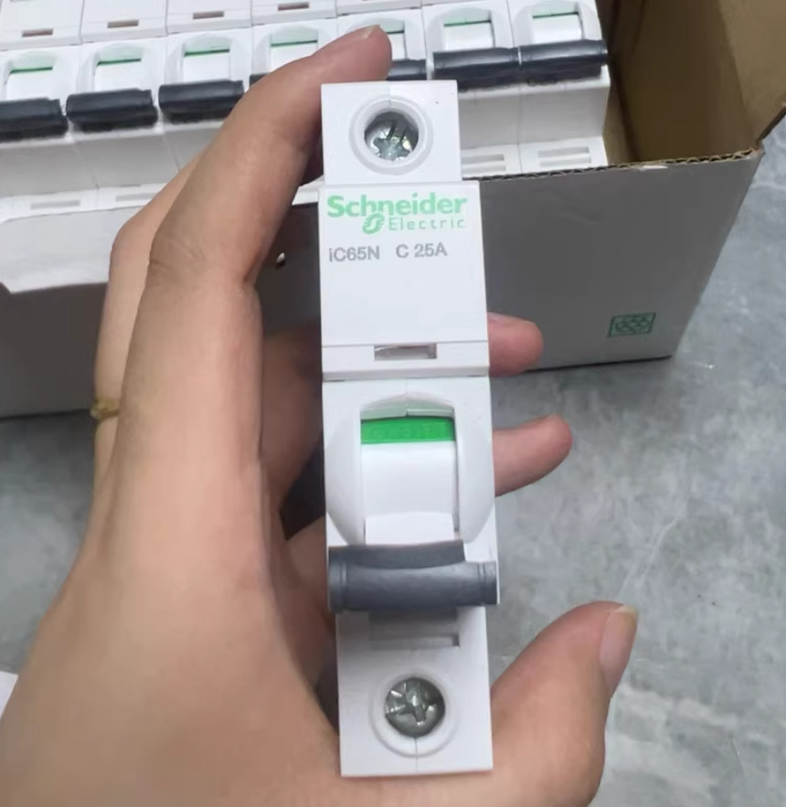 1PC NEW Schneider Miniature circuit breaker A9F18125 iC65N 1P C25A#YY