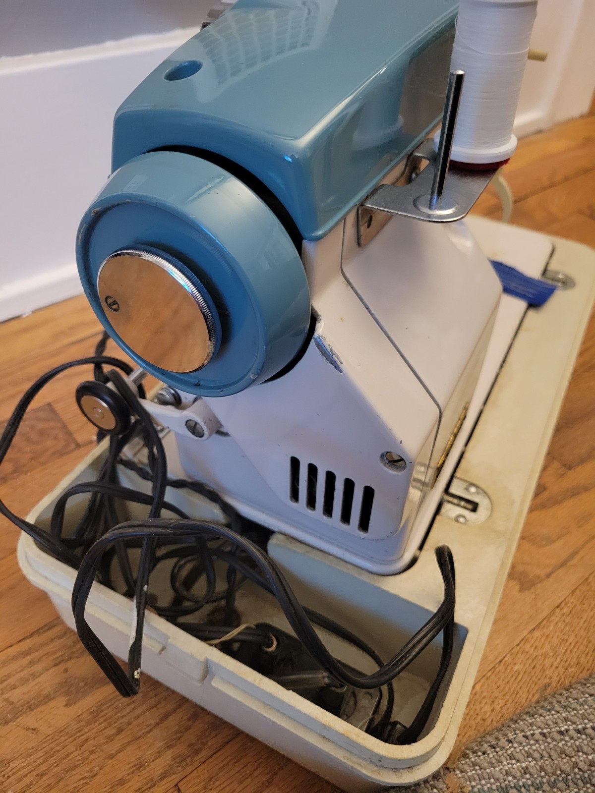 WHITE STRETCH STITCHES 940 Sewing Machine W/Pedal & Carrying Case NICE WORKS