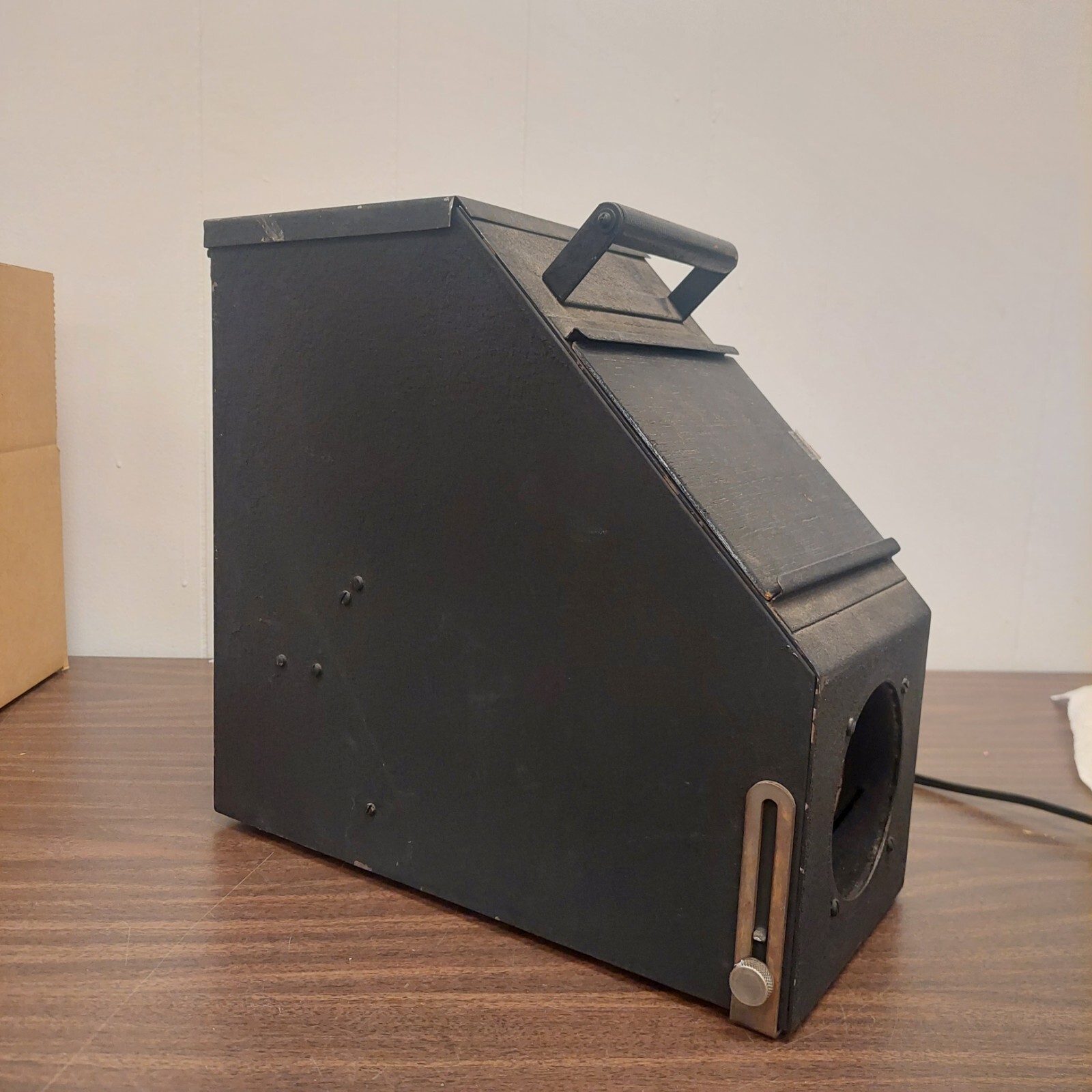 VINTAGE CHARLES BESELER MODEL OA PROJECTOR, LAMP WORKS, NO FAN Rare New York NY