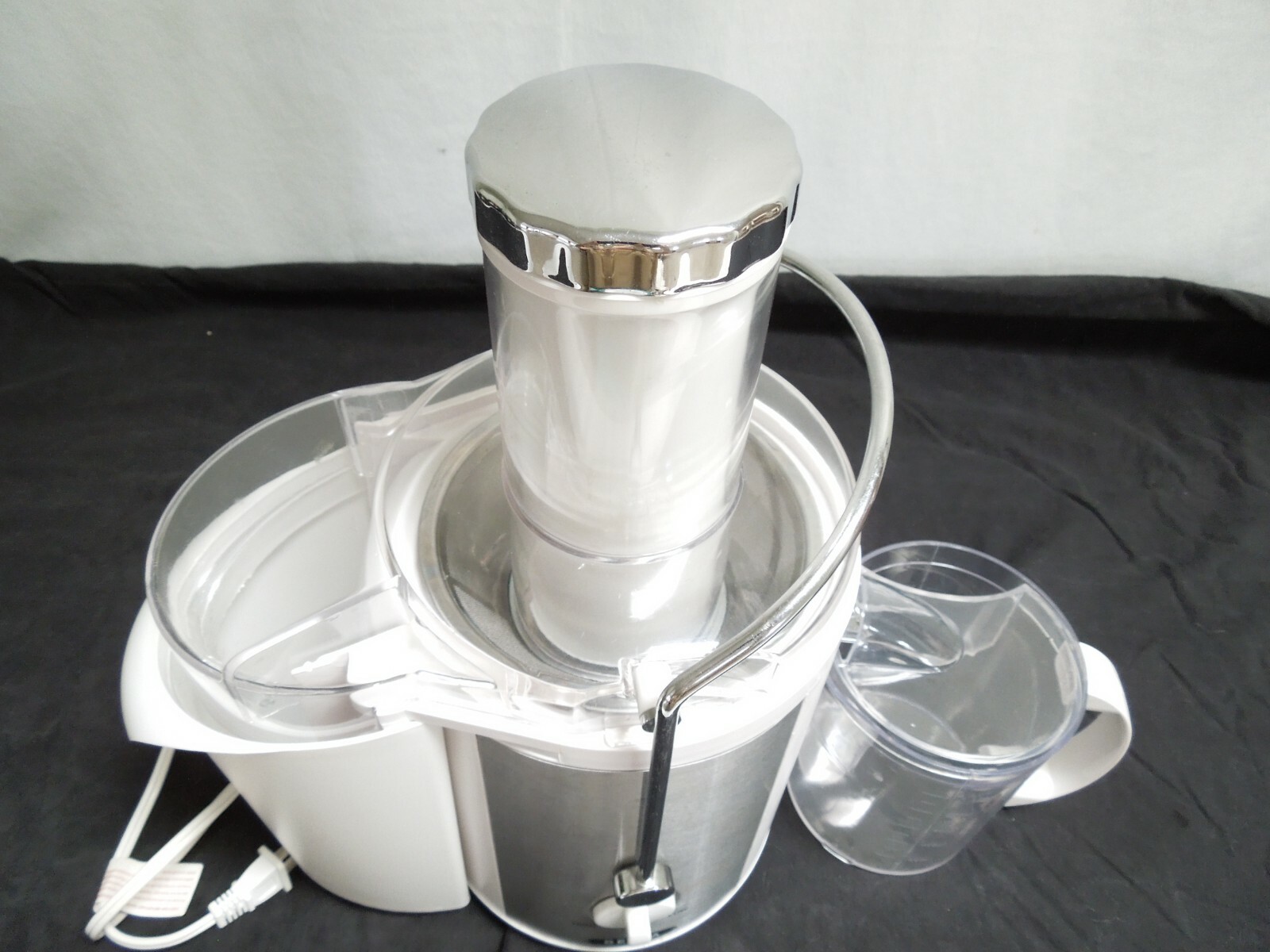 Bella High Power Juice Extractor Model XJ-BK129 White with All Attachments