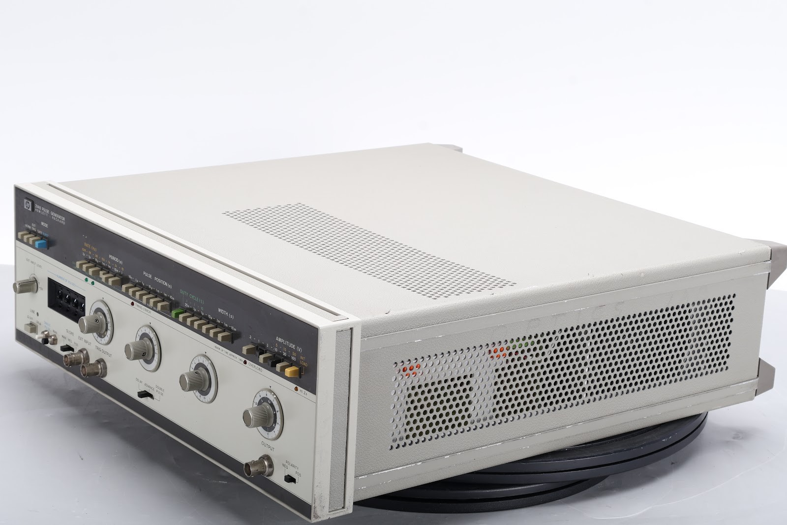 HP 214B Pulse Generator With Option: 1*001 - Fair Condition