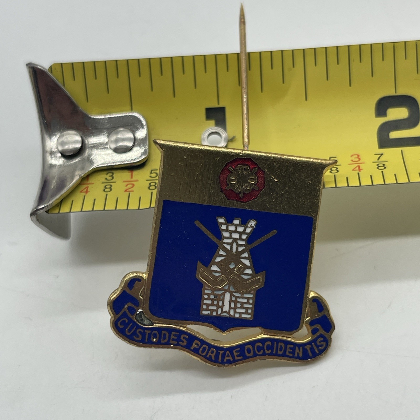 U.S. Military 186th Infantry Regiment Pin Back DI DUI CUSTODES PORTAE OCCIDENTIS